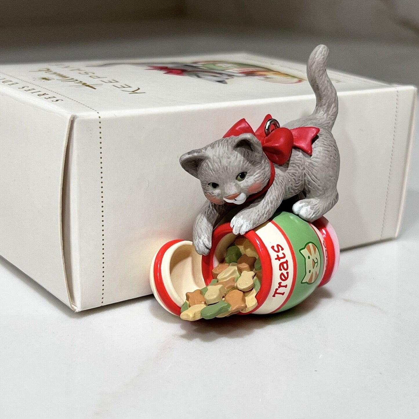 2006 “Mischievous Kittens” #8 in Series Hallmark Grey Cat Christmas Ornament