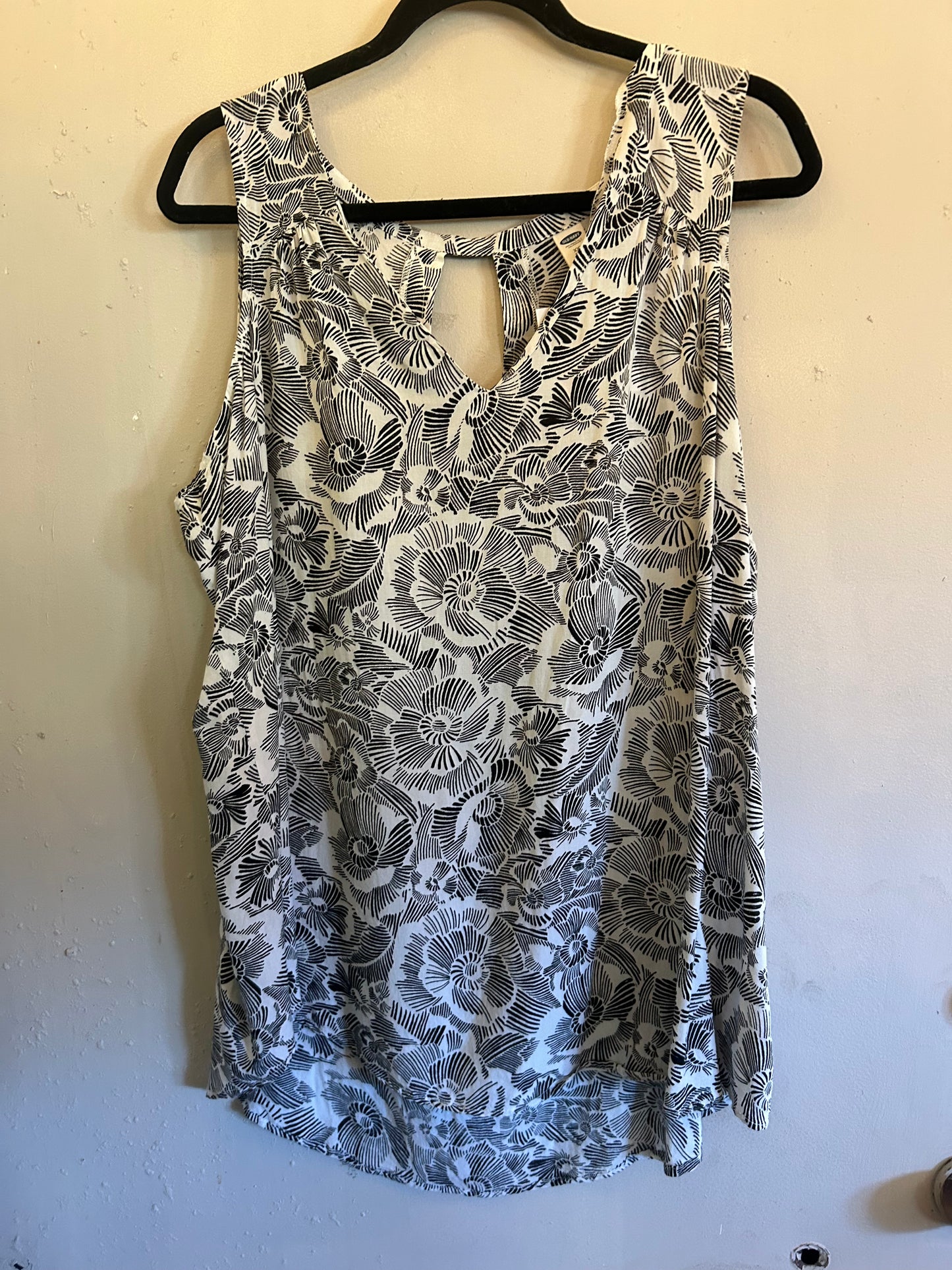 Old Navy Sleeveless B&W