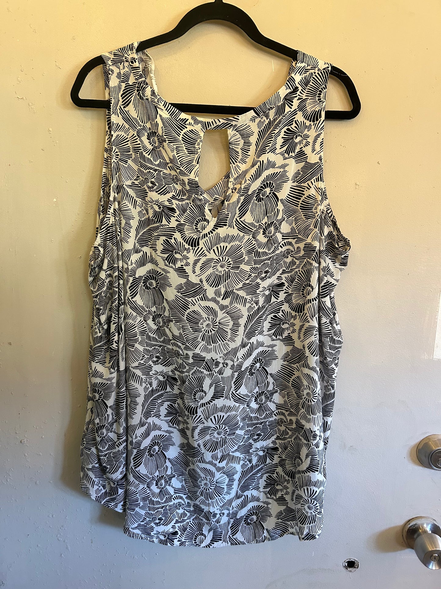 Old Navy Sleeveless B&W