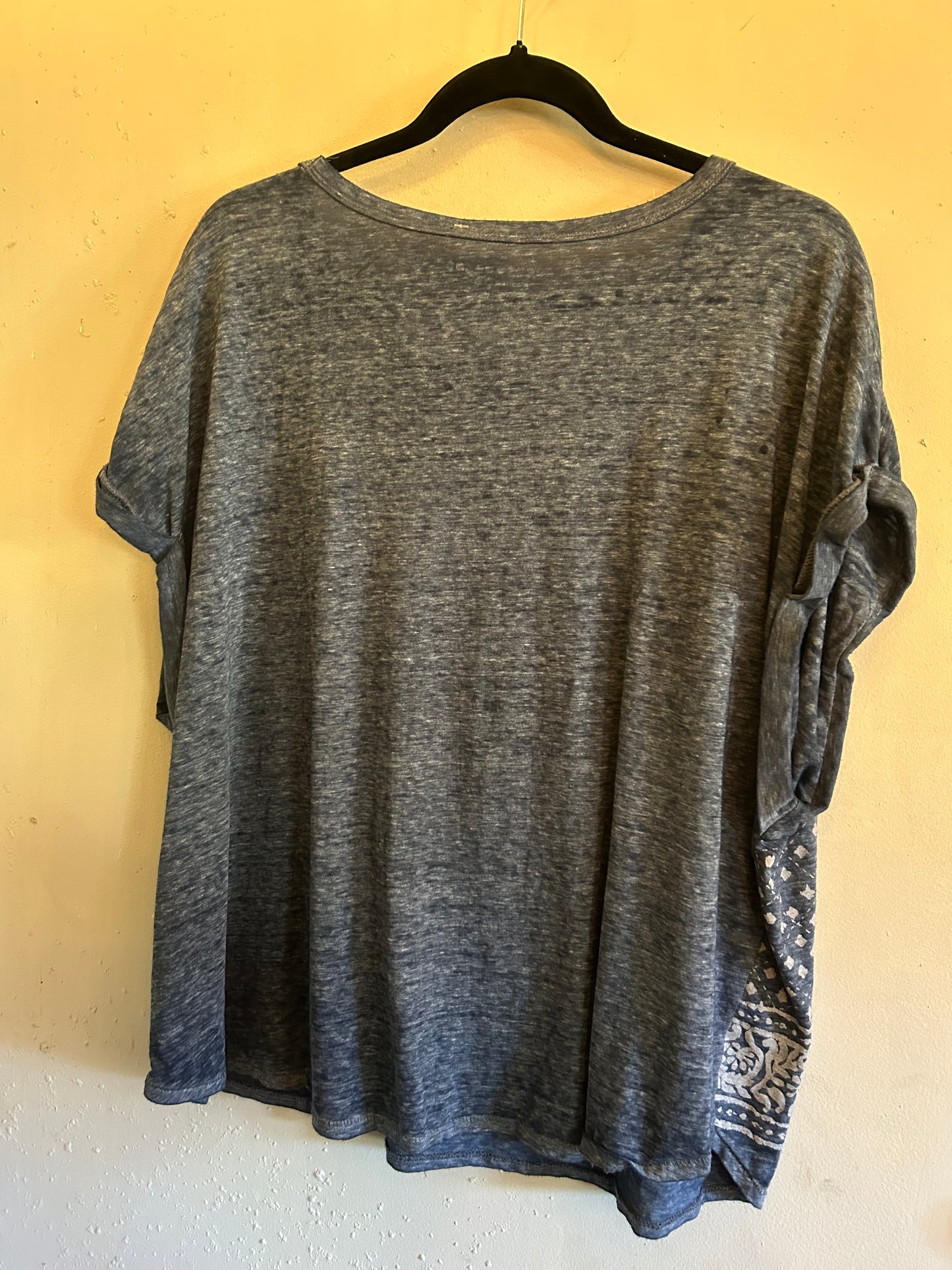 Lucky Blue white pattern tshirt - lucky