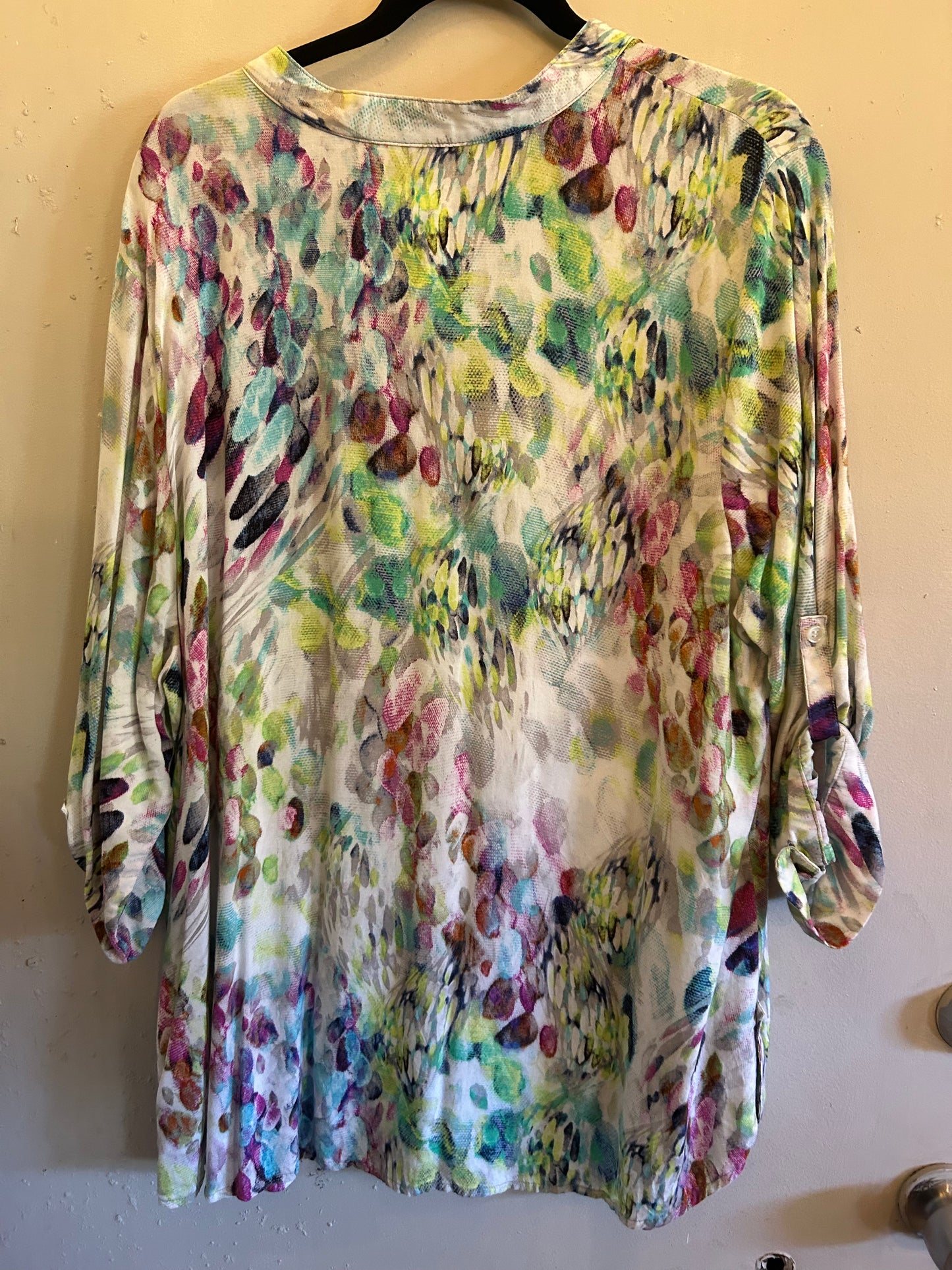 Avenue PInk green pattern 3/4 sleeve V neck