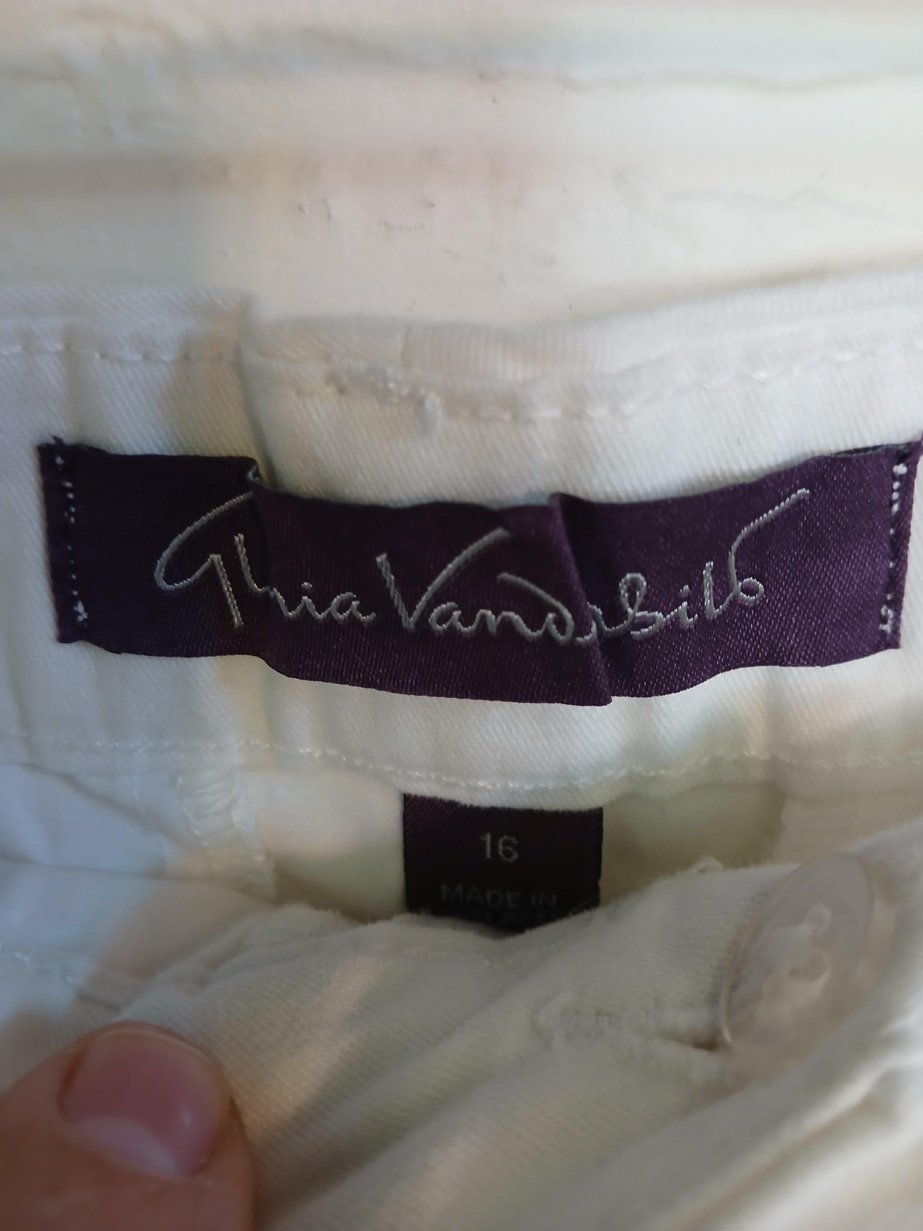 Gloria Vanderbilt White Cotton Mid Length Shorts