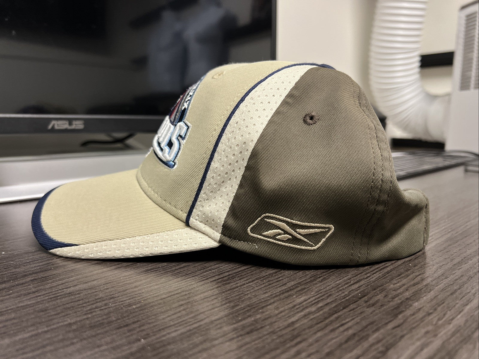 New England Patriots NFL Super Bowl XXXIX Champions Strapback Cap Hat - NWT