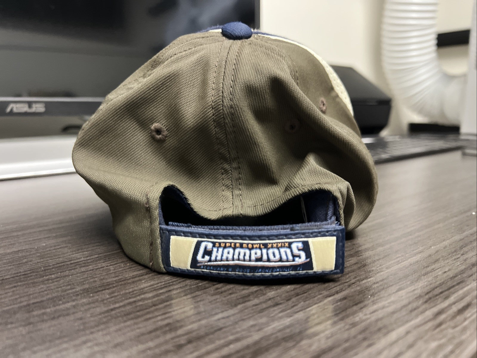 New England Patriots NFL Super Bowl XXXIX Champions Strapback Cap Hat - NWT