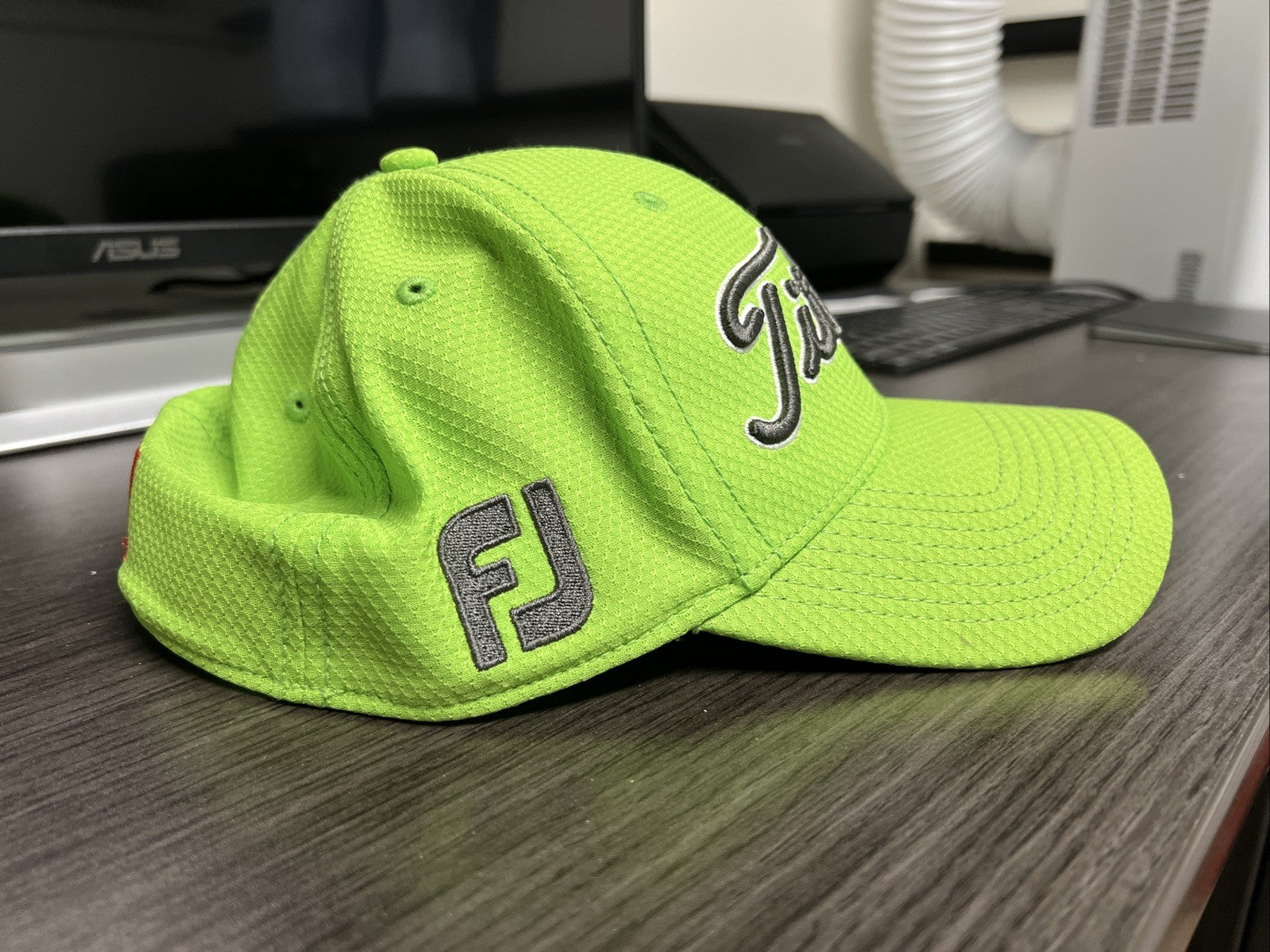 Titleist FJ Pro V 1 Lime Green Large/XL  Fitted Hat Golf Cap