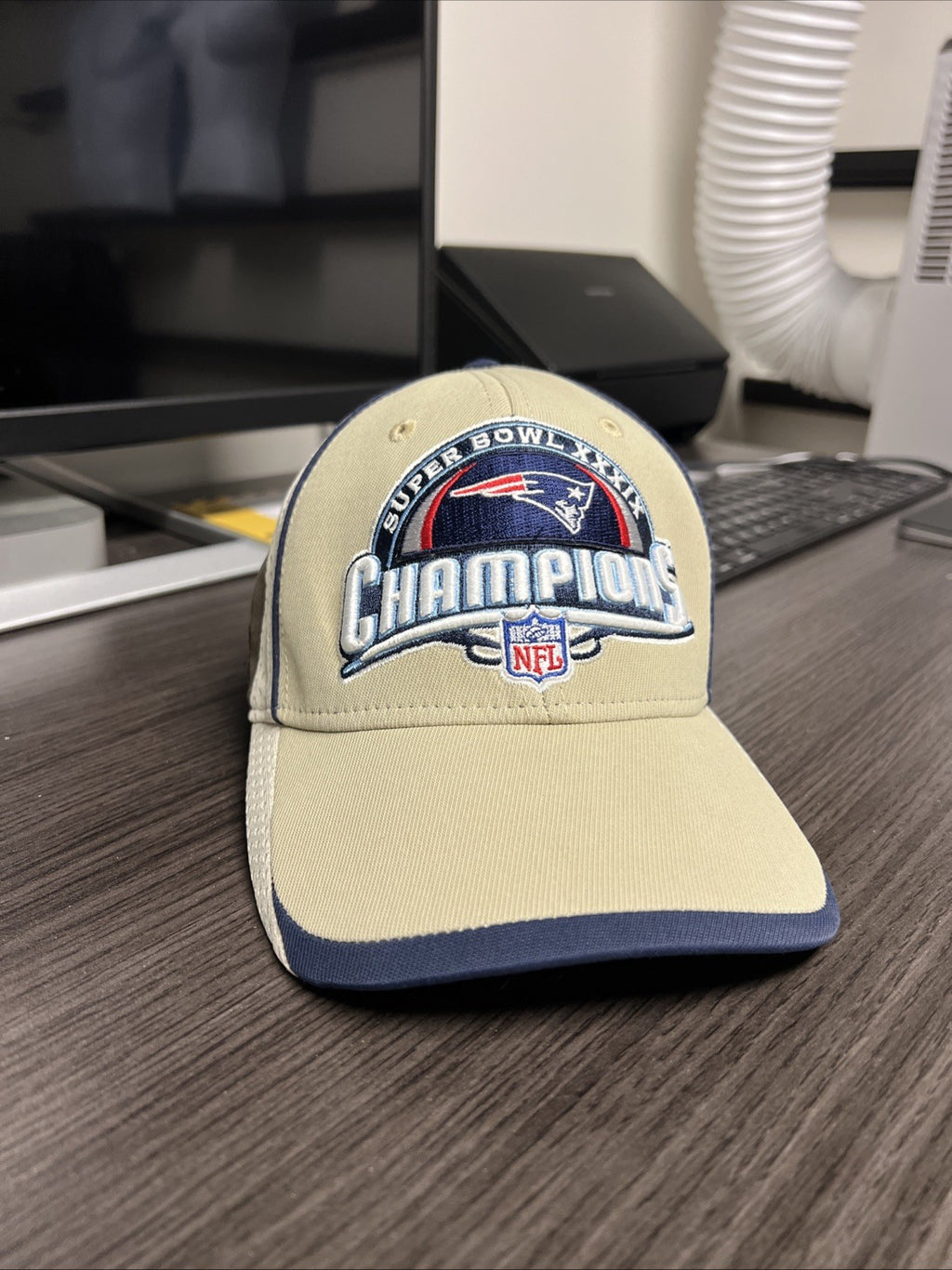 New England Patriots NFL Super Bowl XXXIX Champions Strapback Cap Hat - NWT