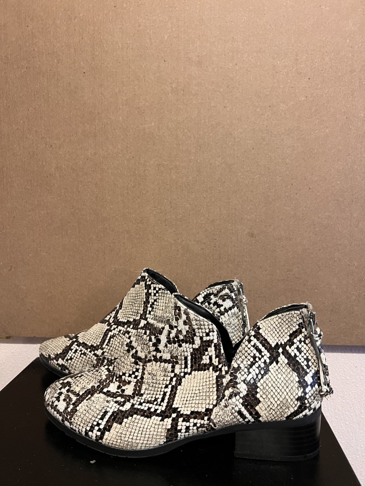 Kenneth Cole Reaction Women's Side Skip Snake Skin Boots Sz 8