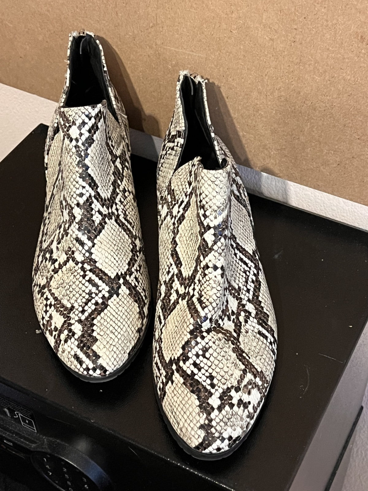 Kenneth Cole Reaction Women's Side Skip Snake Skin Boots Sz 8