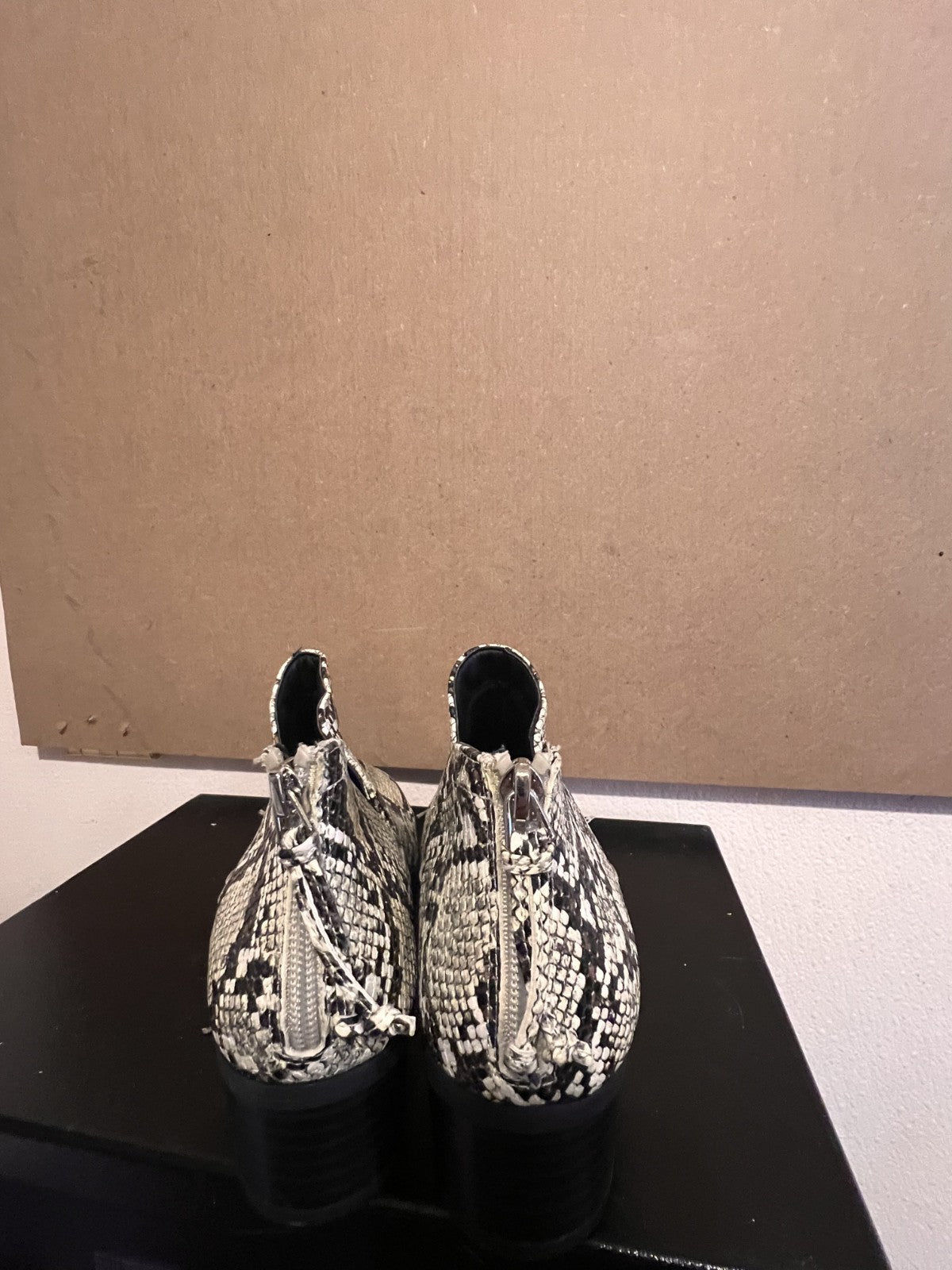 Kenneth Cole Reaction Women's Side Skip Snake Skin Boots Sz 8