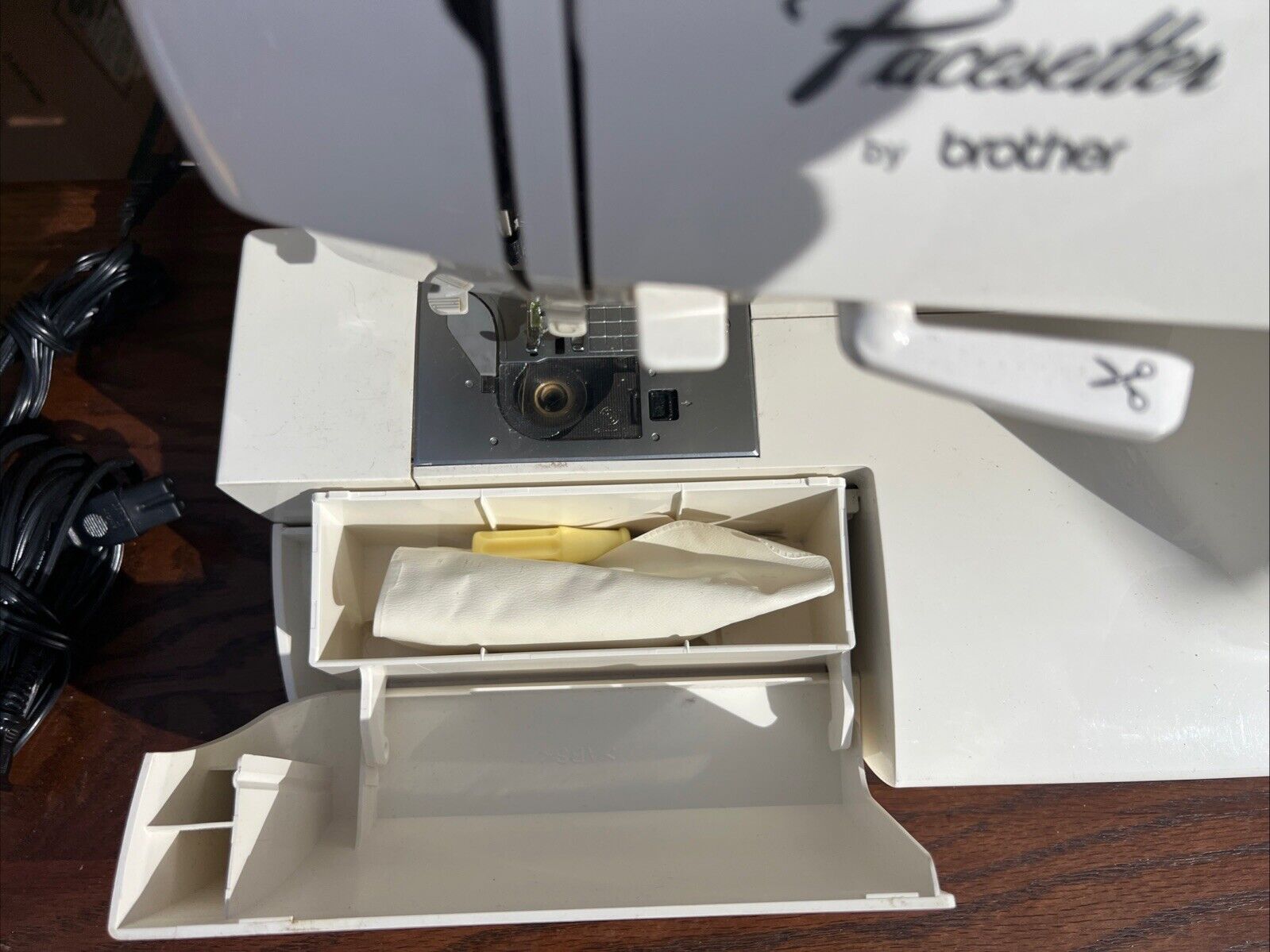 Brother Pacesetter PS-2500 Sewing Machine With Foot Pedal & Owners Manual- Works