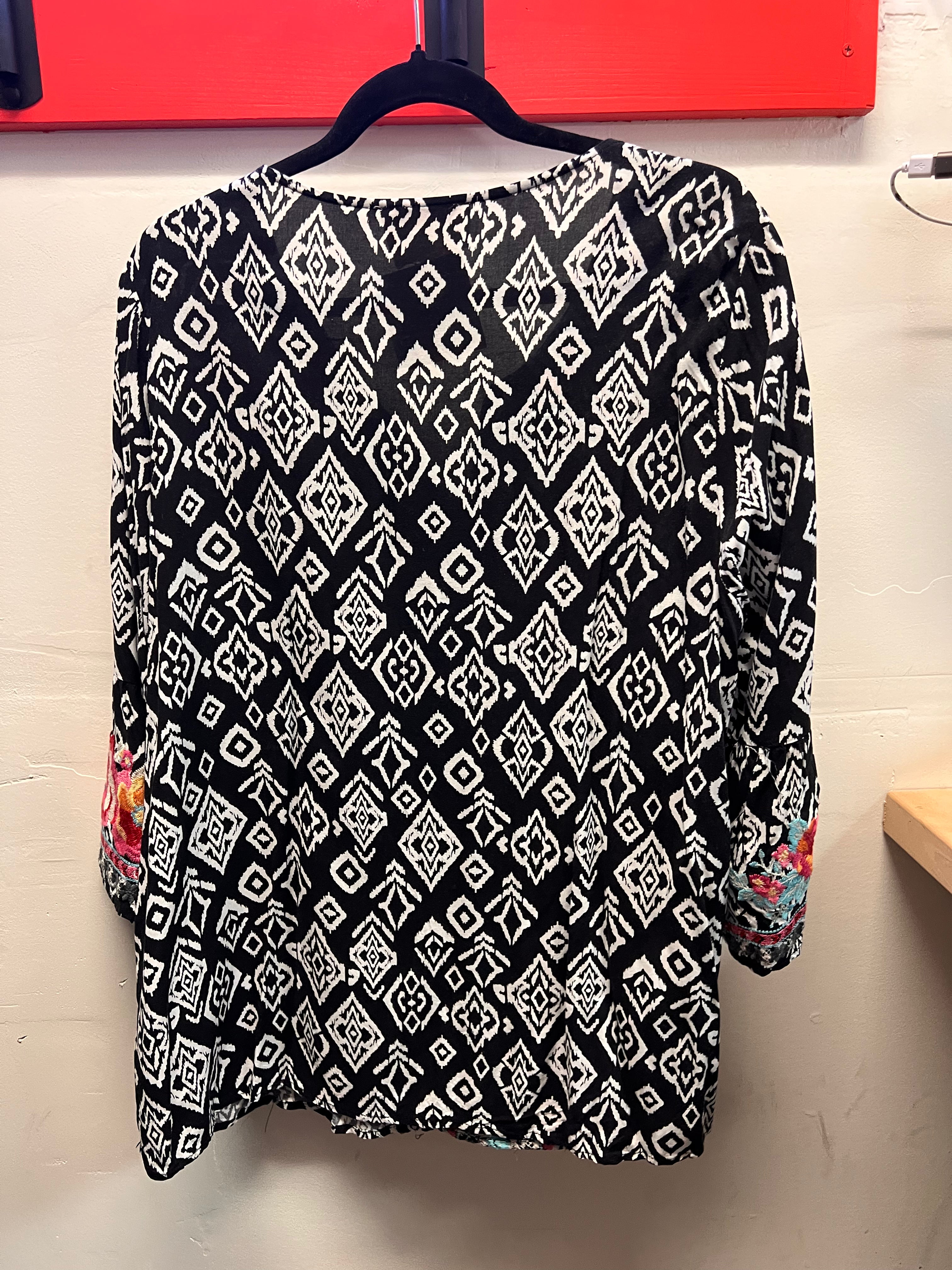 Savanna Jane Black and White w/Floral Embridered Blouse